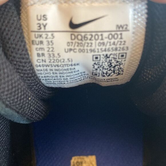 NIKE Kids More Uptempo Black/White Mid Tops Size 3Y - Picture 6 of 6